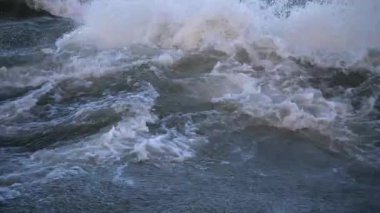 Büyük dalgalar kazasının kadar yakın ve başka bir soğuk, rüzgarlı bir günde Chicago Edgewater mahallede Foster Beach patlayabilir.
