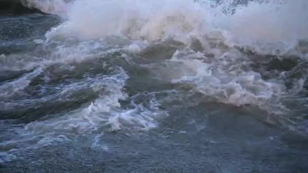 Primer plano de grandes olas se estrellan y explotan entre sí cerca de Foster Beach en un frío día ventoso en el barrio Edgewater en Chicago . — Vídeos de Stock