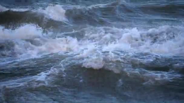 Cámara lenta primer plano de grandes olas se estrellan y explotan entre sí cerca de Foster Beach en un día frío y ventoso en el barrio Edgewater en Chicago . — Vídeos de Stock