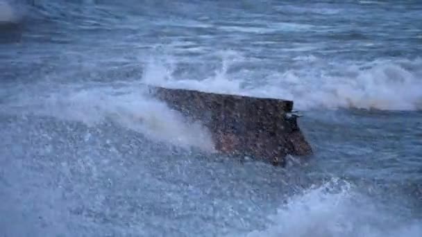 Primer plano de grandes olas se estrellan y explotan entre sí cerca de Foster Beach en un frío día ventoso en el barrio Edgewater en Chicago . — Vídeos de Stock