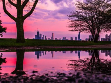 Chicago, Il - 9 Mayıs 2018: İnsanlar oturup renkli günbatımı manzarası yağmurlu bir öğleden sonra.