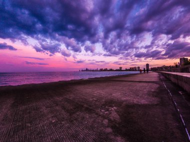 Chicago, Il - 9 Mayıs 2018: İnsanlar akın muhteşem günbatımı Chicago manzarası önceki fırtına bulutları drift sonra karşıda yakalamaya lakefront.