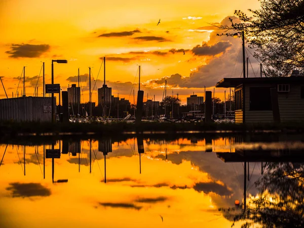 Wunderschöner Sonnenuntergang Mit Leuchtend Bunten Orangen Und Gelben Wolken Himmel — Stockfoto