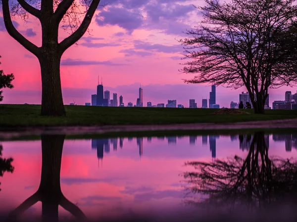 Chicago Mayıs 2018 Nsanlar Oturup Renkli Günbatımı Manzarası Yağmurlu Bir — Stok fotoğraf