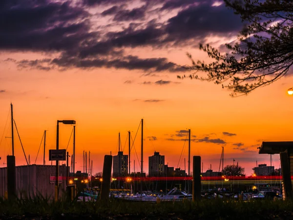 Gorgeous Sunset Vivid Colorful Orange Yellow Colored Clouds Sky Boats — Stock Photo, Image