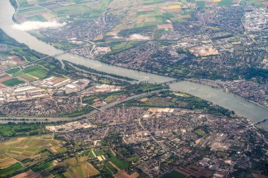 Evler, işletmeler ve altyapı Mainz, Almanya nereye doğru Ginsheim Gustavsburg hemen dışında Frankfurt kapalı ana nehir böler, Ren Nehri seyir hava fotoğrafı.