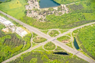 Hanau, Almanya - 28 Nisan 2018: 66 ve Kibek halı mağazası Barensee kamp ve göl yakınındaki L3193 karayolları üzerinde otomobil geçip.