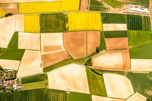 Luftaufnahme Eines Flickenteppichs Aus Grünen Und Gelben Feldern Und Häusern — Stockfoto