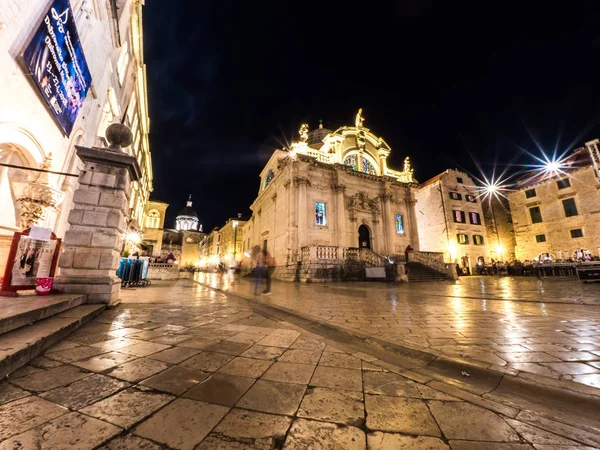 Dubrovnik Croácia Abril 2018 Pessoas Jantam Passam Pela Praça Pavimentada — Fotografia de Stock