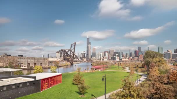 Chicago Noviembre 2019 Gente Pasea Por Ping Tom Park Cerca — Vídeo de stock