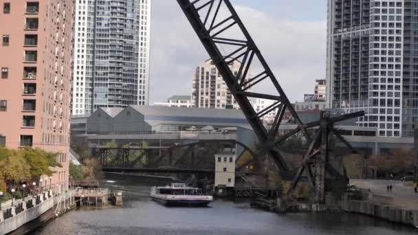 シカゴ 11月の2Nd 2019 海岸線観光スカイビューツアーボートは キンジーストリートの下を流れるシカゴ川の北支流を下り 橋を車が上を通過する際に描画します — ストック動画