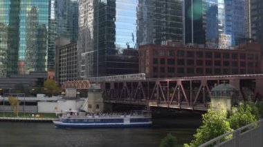 Chicago, Il - 2 Kasım 2019: Bir Cta treni, Chicago Nehri 'nin güney koluna uzanan köprüden geçen yolcuları taşımaktadır..