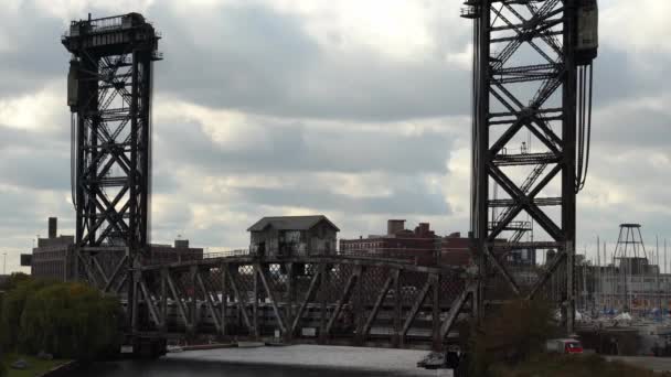 シカゴ 11月の2Nd 2019 メトラ列車は 寒い秋の朝にボートが通過することを可能にするために持ち上げる前に ピントムパーク近くの歴史的な運河通りまたはペンシルバニア鉄道橋を渡ります — ストック動画