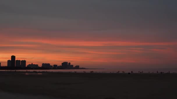 Hermoso Clip Panorámico Rosa Naranja Puesta Sol Sobre Una Playa — Vídeos de Stock