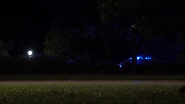 Chicago Września 2019 Policyjny Suv Migającymi Niebieskimi Światłami Zatrzymuje Kogoś — Wideo stockowe