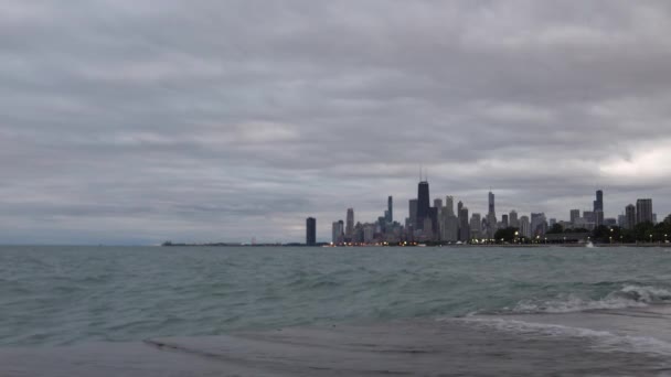 Hullámok Gördülnek Fel Megerősített Beton Partvonalra Felhős Égbolttal Chicagón Túl — Stock videók