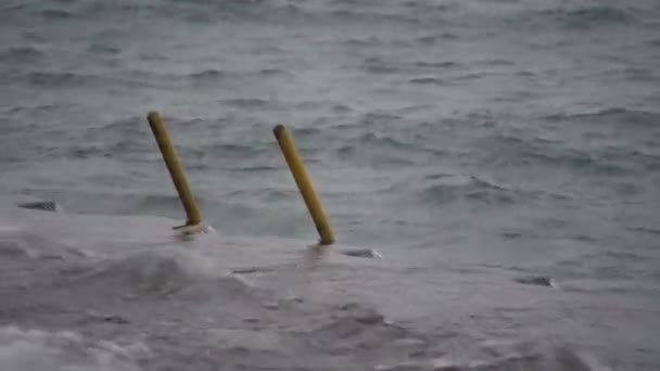 Långsamma Rörelser Lake Michigan Vågor Rulla Upp Betong Armerad Strandlinje — Stockvideo