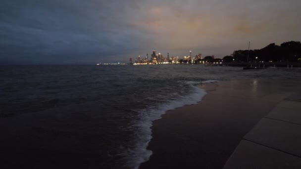 Waves Roll Reinforced Concrete Shoreline Cloudy Sky Chicago Skyline Night — Stock Video