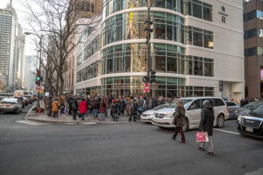 Chicago, Il - 16 Kasım 2019: Michigan Bulvarı 'ndaki Starbucks Reserve Roastery' de 5 katlı ve çatısı açık olan hatlar bloğu dünyanın en büyük mağazası yapıyor..