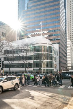 Chicago, Il - 16 Kasım 2019: Ziyaretçiler ve turistler, uzun kuyruklar halinde bekledikten sonra güneşli bir Cumartesi günü, şehir merkezindeki muhteşem mildeki yepyeni Starbucks Reserve Roastery 'e uğrarlar.