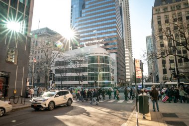 Chicago, Il - 16 Kasım 2019: Ziyaretçiler ve turistler, uzun kuyruklar halinde bekledikten sonra güneşli bir Cumartesi günü, şehir merkezindeki muhteşem mildeki yepyeni Starbucks Reserve Roastery 'e uğrarlar.