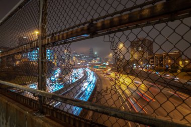 Chicago, Il - 19 Kasım 2019: İş çıkış saatleri yakınlarındaki Kennedy Otobanı 'nda öğleden sonra duşların ardından şehrin ufuk çizgisinde sisli bir havada trafik kuruluyor..