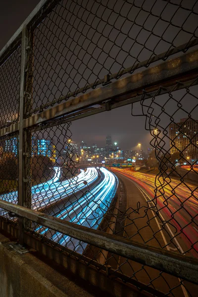 빨간색 오솔길 구름낀 시카고 시내로 밤에는 고속도로 철조망 차단기가 수있다 — 스톡 사진
