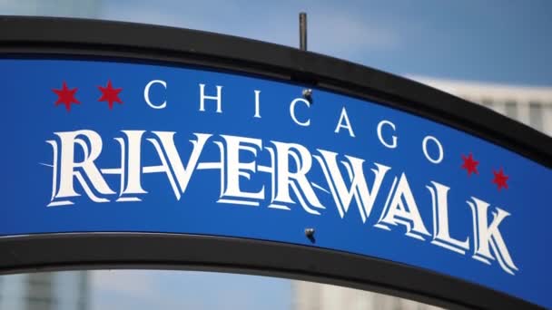 Повільне Вертикальне Панорамування Знака Chicago Riverwalk Розмитим Боке Будівель Межами — стокове відео
