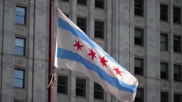 Clip Cerca Una Bandera Chicago Ondeando Agitando Viento Con Edificio — Vídeo de stock