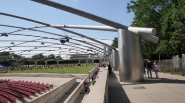 Chicago, Il - 13 Temmuz 2019: Sıcak bir yaz gününde Millennium Park 'ta, Jay Pritzker Pavyonu yakınlarında ücretsiz bir Zumba sınıfı için çimleri dolduran bir kalabalık..