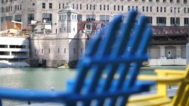 Chicago Lipca 2019 Niebieskie Żółte Krzesła Ogrodowe Siedzą Puste Cieniu — Wideo stockowe