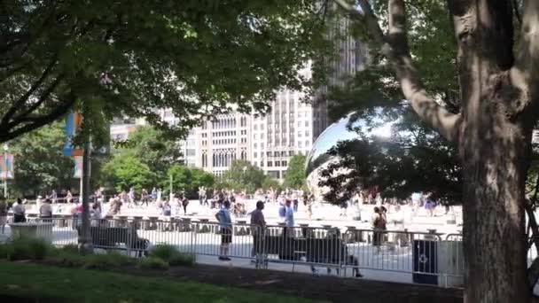 シカゴ 2019年7月13日 観光客も地元の人々も 大規模な彫刻に反映され 自撮りするために と呼ばれる有名なクラウドゲート彫刻に群がります — ストック動画