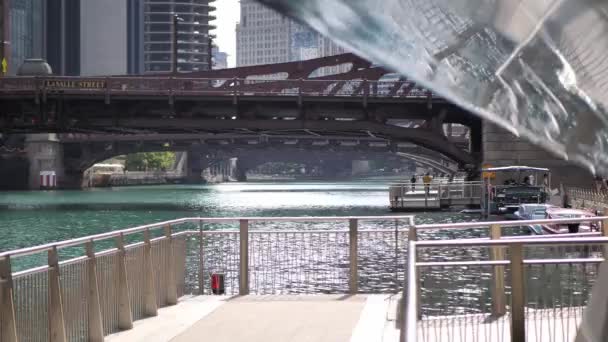 Chicago Julho 2019 Pessoas Correm Caminham Longo Riverwalk Cidade Enquanto — Vídeo de Stock