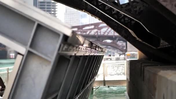 Chicago Juli 2019 Säkerheten Går Täckt Gångväg Bro Längs Flodpromenaden — Stockvideo