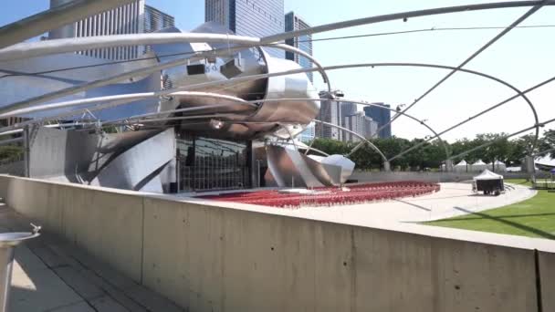 Chicago Juli 2019 Millennium Park Bandet Designat Frank Gehry Sitter — Stockvideo