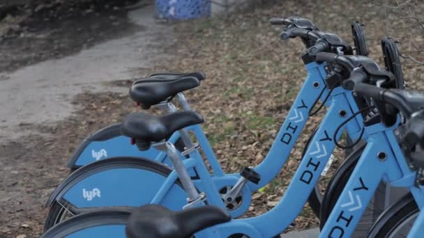 Chicago November 2019 Rad Blå Divvy Cyklar Sitter Inlåsta Kajen — Stockvideo