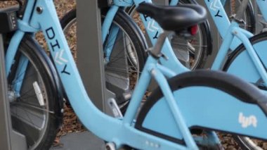 Chicago, Il - 23 Kasım 2019: Bir sıra mavi Divvy bisikleti Hollywood sahilinin kuzeyindeki rıhtımda kilitli duruyor ve kiralık müşterilerin veya yolcuların onları gezintiye çıkarmasını bekliyor..