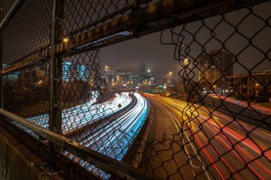 Chicago, Il - 19 Kasım 2019: İş çıkış saatleri yakınlarındaki Kennedy Otobanı 'nda öğleden sonra duşların ardından şehrin ufuk çizgisinde sisli bir havada trafik kuruluyor..