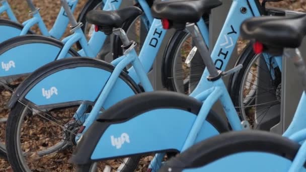 Chicago Novembre 2019 Une Rangée Vélos Divvy Bleus Sont Enfermés — Video