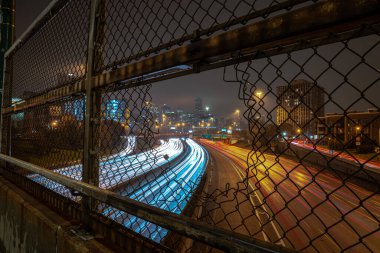 Chicago, Il - 19 Kasım 2019: İş çıkış saatleri yakınlarındaki Kennedy Otobanı 'nda öğleden sonra duşların ardından şehrin ufuk çizgisinde sisli bir havada trafik kuruluyor..