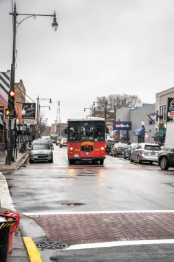 Chicago, Il - 30 Kasım 2019: Kutup Ekspresi Andersonville şehir merkezinden geçiyor müşterilere ve turistlere yağmurlu ve kasvetli bir cumartesi günü Clark Caddesi boyunca bir gezinti imkanı veriyor..