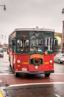 Chicago, Il - 30 Kasım 2019: Kutup Ekspresi Andersonville şehir merkezinden geçiyor müşterilere ve turistlere yağmurlu ve kasvetli bir cumartesi günü Clark Caddesi boyunca bir gezinti imkanı veriyor..