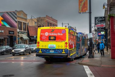 Chicago, Il - 30 Kasım 2019: Noel Baba ve elflerin bindiği yıllık Cta tatil otobüsü Clark Caddesi 'nden geçiyor..