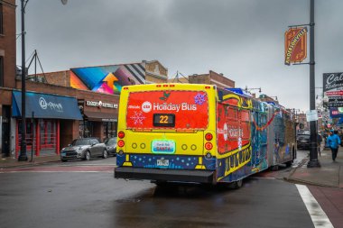 Chicago, Il - 30 Kasım 2019: Noel Baba ve elflerin bindiği yıllık Cta tatil otobüsü Clark Caddesi 'nden geçiyor..