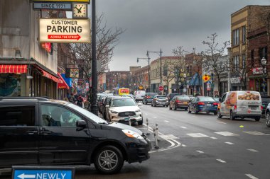 Chicago, Il - 30 Kasım 2019: Noel Baba ve elflerle dolu yıllık Cta tatil otobüsü Clark Caddesi 'nde trafiğin sıkıştığı kavşağa doğru ilerliyor..