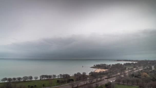 Karanlık Çöktüğünde Michigan Gölü Nün Kıyısında Hareket Eden Yoğun Bulutlar — Stok video
