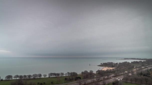 Un laps de temps aérien de nuages épais se déplaçant sur le lac Michigan le long de Lake Shore Drive pendant que le crépuscule tourne la nuit .