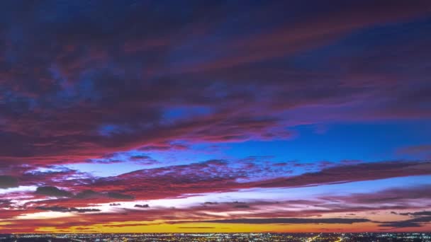 Красивый Воздушный Город Время Истекает Закате Вертикально Панорамирование Вниз Ночью — стоковое видео