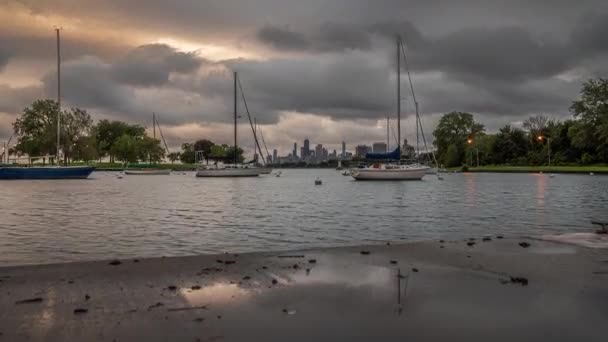 Şikago Ekim 2019 Güneşin Bulutlara Turuncu Renkler Saçması Yağmur Birikintilerini — Stok video