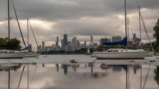芝加哥10月11日电 2019年10月11日 当暴风雨云在城市上空移动时 船只在停泊在蒙特罗斯港湾码头的浮标上来回漂浮 这些浮标在日落时反射在潮湿的路面上 — 图库视频影像